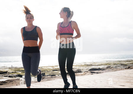 Belle brune et blonde se mettre ensemble un jour d'été portant des collants et de gilets fashionalbe Banque D'Images