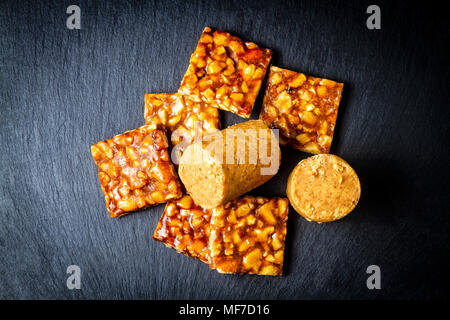 Pe de moleque (une sorte de croquants aux arachides) et pacoca, traditionnel brésilien bonbons en cacahuètes. Florianopolis, Santa Catarina, Brésil. Banque D'Images