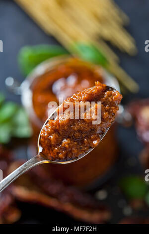 Cuillère à soupe de tomates séchées, close-up Banque D'Images