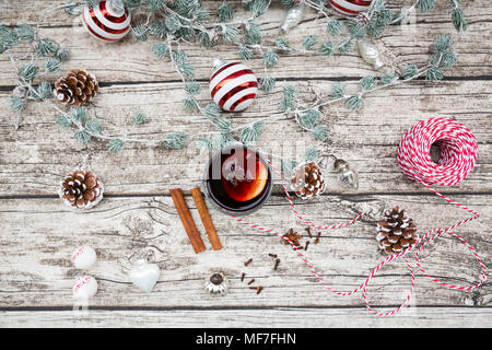 Vin chaud et décoration de Noël, vue d'en haut Banque D'Images