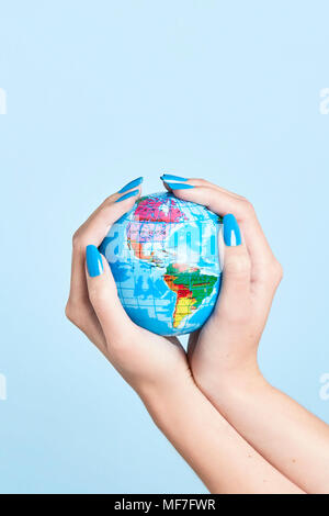 Close-up of woman's hands holding globe Banque D'Images