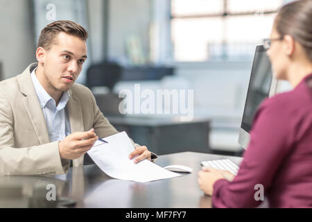 Man showing document pour femme à 24 Banque D'Images