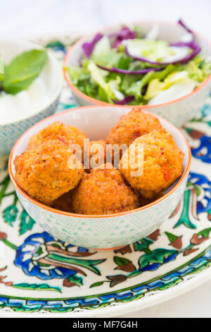 Falafel, salade, chou rouge et blanc, sauce yogourt à la menthe Banque D'Images