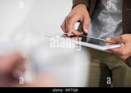 Close-up of man using tablet in office Banque D'Images