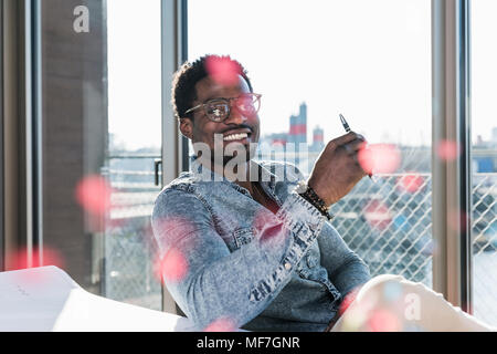 Portrait of happy businessman in office Banque D'Images
