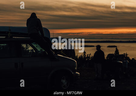 Le Canada, la Colombie-Britannique, Prince Rupert, amis avec une fourgonnette à Mount Hays au coucher du soleil Banque D'Images