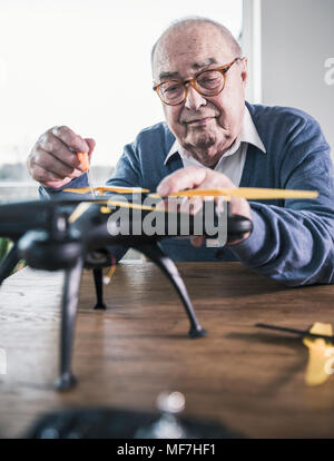 Portrait of senior man working on un bourdon Banque D'Images