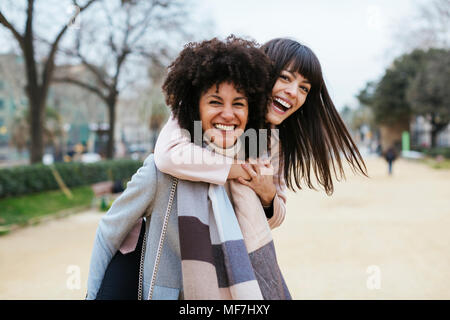Espagne, Barcelone, portrait de deux femmes exubérantes dans city park Banque D'Images