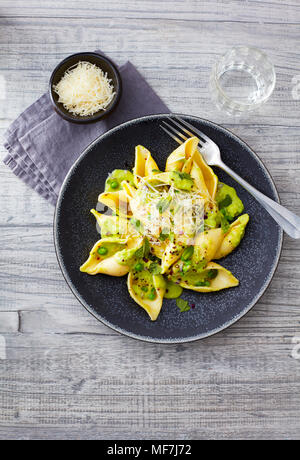 Conchiglioni Rigati avec sauce à l'avocat, pois et parmesan Banque D'Images