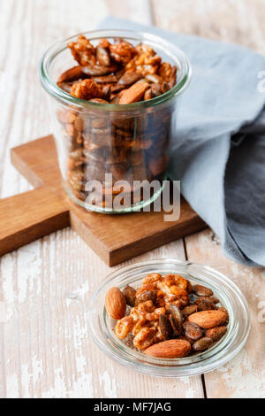 Des écrous à saveur de rôties, amandes, noix et graines de citrouille dans verre Banque D'Images