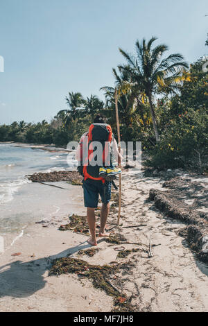 Cuba, Cienaga de Zapata, Backpacker marche sur la plage, vue arrière Banque D'Images