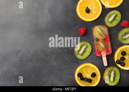 Les baies, fruits et petits fruits kiwi glace sur fond gris Banque D'Images