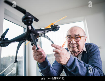 Portrait of senior man holding un bourdon Banque D'Images