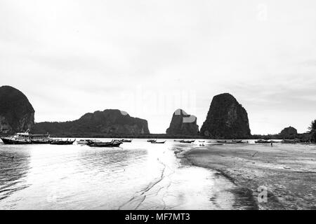 Photo d'un bateau de pêche et l'île dans le passé ,ton noir et blanc. Banque D'Images