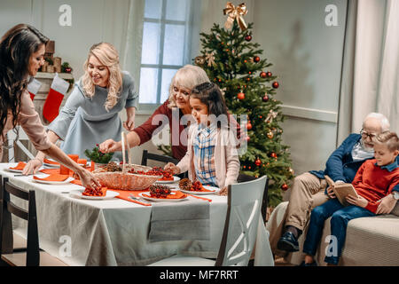 Décoration table de noël femmes Banque D'Images