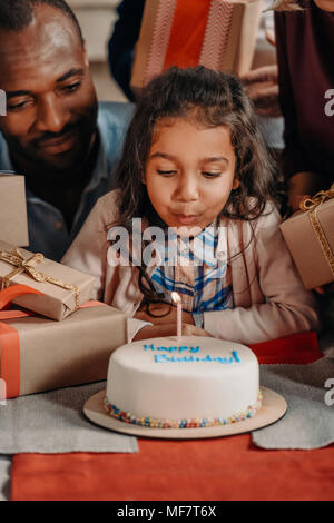 Père et fille avec gâteau d'anniversaire Banque D'Images