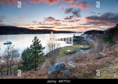 Coucher de soleil sur Shieldaig, un joli village près de Walcourt en Wester Ross dans le nord-ouest des Highlands d'Écosse et une partie de la populaire NC500 à côtières Banque D'Images