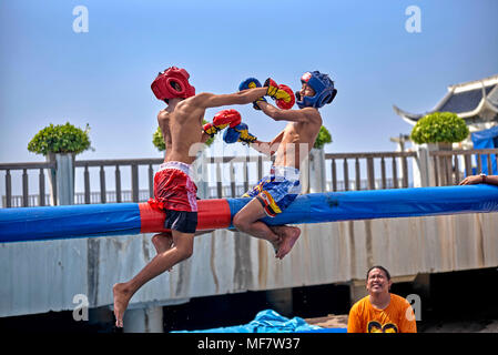 Sport inhabituel. Muay Thai combattants en compétition sur un faisceau de bataille perché au-dessus de l'eau. Thaïlande Asie du Sud-est Banque D'Images