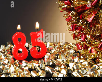Résumé Fond d'anniversaire ou d'anniversaire. 85 bougies rouges montrant Nr. Banque D'Images