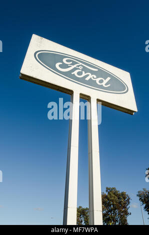 Affiche à l'extérieur de Ford Ford voiture usine désaffectée du moteur, Norlane, Geelong, Victoria, Australie Banque D'Images