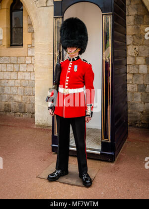 Londres, ANGLETERRE - 05 MAI 2016 : La Garde Royale en uniforme rouge à tour de Londres le Mai 28,2016 à Londres, Angleterre Banque D'Images