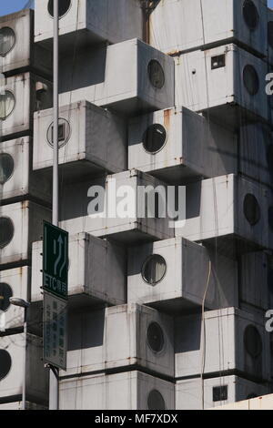 Avis de la section de l'emblématique Kisho Kurokawa-conçu Nakagin Capsule Tower à Tokyo. Banque D'Images