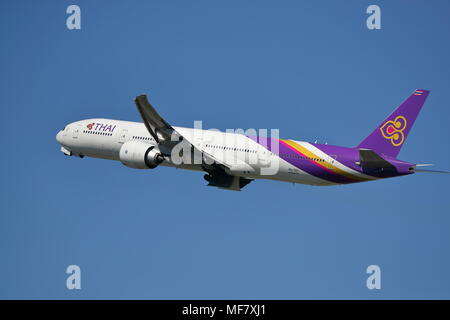 Thai Airways International Boeing 777 HS-TKY décolle à l'aéroport Heathrow de Londres, UK Banque D'Images