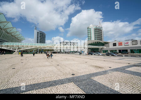 La place en face de la Gare do Oriente de Lisbonne, Portugal Banque D'Images