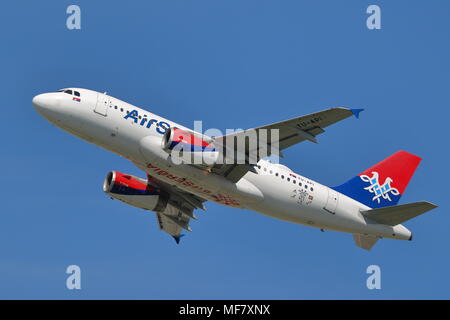 La Serbie de l'air Airbus A319 YU-API prend son envol à l'aéroport Heathrow de Londres, UK Banque D'Images