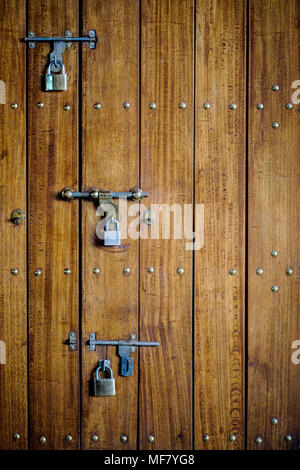 Porte en bois de style ancien souk au Koweït Banque D'Images