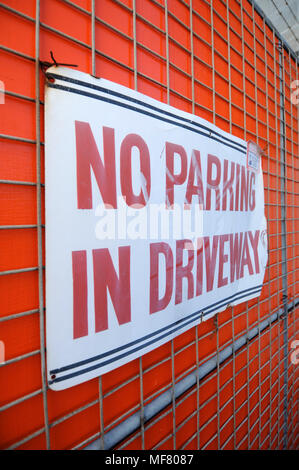 Pas de parking dans l'entrée de signer des lettres rouges sur fond blanc Banque D'Images