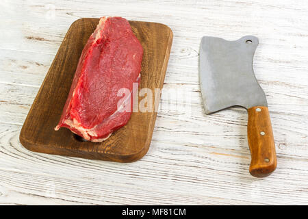 La viande de boeuf sur une planche à découper avec old vintage cleaver. Banque D'Images