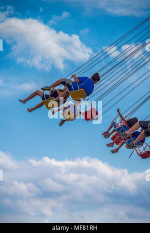 CHICAGO, IL, 02 juillet 2017 : les enfants monter la vague swinger, au Navy Pier, qui attire plus de 9 millions de visiteurs chaque année. Banque D'Images