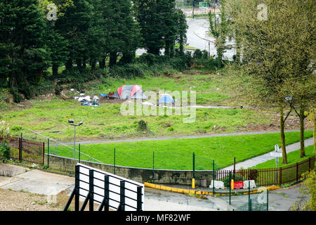 La famille sans-abri dormant dans des tentes à côté d'une route principale très fréquentée à Northampton, Royaume-Uni Banque D'Images