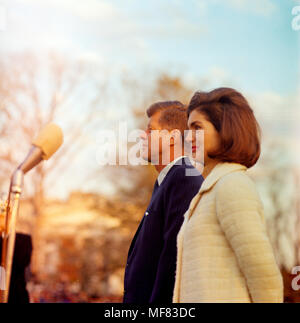 ST-C395-10-63 13 Novembre 1963 Le président John F. Kennedy et de la Première Dame Jacqueline Kennedy se tiennent côte à côte par un microphone avant l'exécution de la Black Watch Band et cornemuseurs. Veuillez 'crédit Cecil Stoughton. John F. Kennedy Presidential Library and Museum, Boston' Banque D'Images