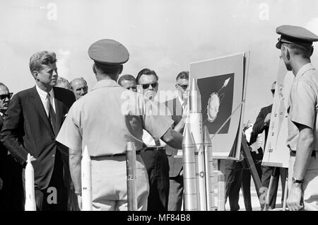 KN-23726 11 Septembre 1962 Tournée d'inspection des installations de la NASA : Cape Canaveral Floride [panachure blanche dans tout négatif. Des points blancs et des lignes sur le coin supérieur gauche et inférieur droit de négatif.] Veuillez 'crédit Robert Knudsen. Photographies de la Maison Blanche. John F. Kennedy Presidential Library and Museum, Boston." Banque D'Images