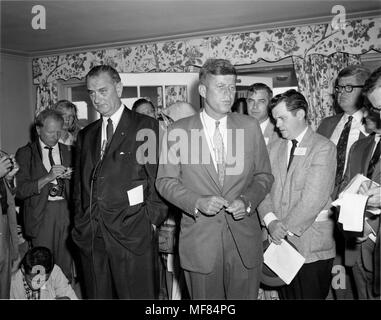 PC1260 30 juillet 1960, le sénateur Lyndon Baines Johnson et le sénateur John F. Kennedy s'attaquer des journalistes lors d'une conférence de presse conjointe de la Kennedy accueil, 30 juillet 1960. Hyannis Port, Massachusetts. Veuillez citer l'Fay Foto de John F. Kennedy Presidential Library and Museum, Boston. Banque D'Images