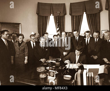 AR6801-B 22 septembre 1961, le président John F. Kennedy la signature de la loi du Corps de la paix dans le bureau ovale. Les personnes identifiées sur la photo sont John F. Kennedy, Sargent Shriver, représentant le sénateur Kelly, Edna Hubert Humphrey, et le sénateur Albert Gore Veuillez mentionner 'Abbie Rowe, Maison Blanche/John F. Kennedy Presidential Library and Museum, Boston." Banque D'Images