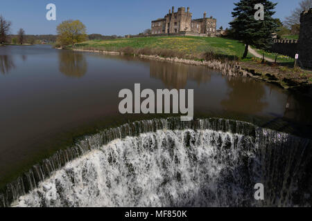 Ripley Castle avec cascade, North Yorkshire, Angleterre, Royaume-Uni. Banque D'Images