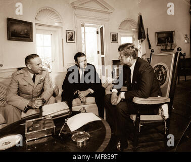 AR8153-A 2 octobre 1963 Le président Kennedy se réunit avec le général Maxwell Taylor, et le ministre de la Défense, Robert McNamara après leur voyage au Vietnam. Photographie par Abbie Rowe, Maison Blanche à la John F. Kennedy Presidential Library and Museum, Boston. Banque D'Images