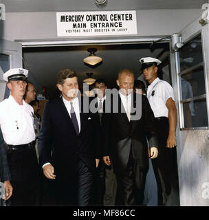 KN-C20243 23FEB1962 Le président John F. Kennedy et de l'astronaute John Glenn à Cap Canaveral, en Floride, le Mercure Centre de contrôle, pour la présentation de la NASA DSM à Glenn. Veuillez citer l 'Robert Knudsen, Maison Blanche/John F. Kennedy Presidential Library and Museum, Boston' Banque D'Images