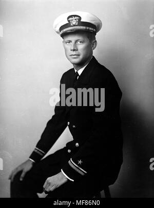 PP-80 JFK le Lieutenant (jg) John F. Kennedy, 1942. Photographie de la John Fitzgerald Kennedy Library, Boston. Banque D'Images