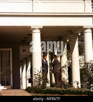 STM27-1-62 29 Octobre 1962 Le président Kennedy s'entretient avec le secrétaire de la Défense McNamara au point culminant de la crise des missiles de Cuba. Maison Blanche, colonnade de l'Aile Ouest. Veuillez 'crédit Cecil Stoughton, Maison Blanche/John Fitzgerald Kennedy Library, Boston'. Banque D'Images