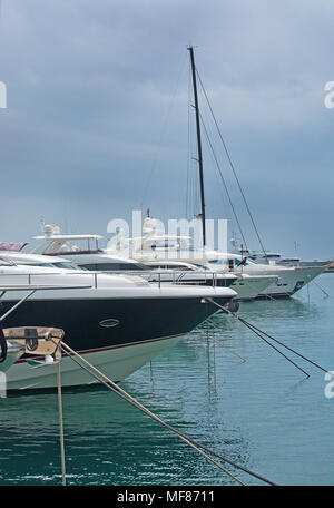 PUERTO PORTALS, Majorque, Espagne - 24 avril 2018 : Luxury yachts amarrés dans la marina de Puerto Portals sur l'image le 24 avril 2018 dans Mallorc Banque D'Images