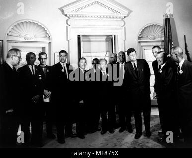 AR 8090-A 28 août 1963 Le président se réunit avec les dirigeants de la Marche sur Washington. L-R : La ministre du Travail, Willard Wirtz, Floyd McKissick, Matthew Ahmann, Whitney Young, le Rév. Dr. Martin Luther King, Jr., John Lewis, le Rabbin Joachim Prinz, Rev. Eugene Carson Blake, A. Philip Randolph, le président Kennedy, vice-président Johnson, Walter Ruether, Roy Wilkins. Maison Blanche, le bureau ovale. Veuillez citer l 'Abbie Rowe, National Park Service/John Fitzgerald Kennedy Library, Boston'. Banque D'Images