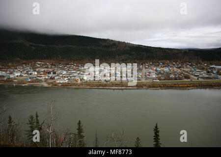 La ville de Dawson City, au Yukon le 25 septembre 2011. Dawson City était le centre de la ruée vers l'or du Klondike et la région est encore un gros producteur d'or. Banque D'Images