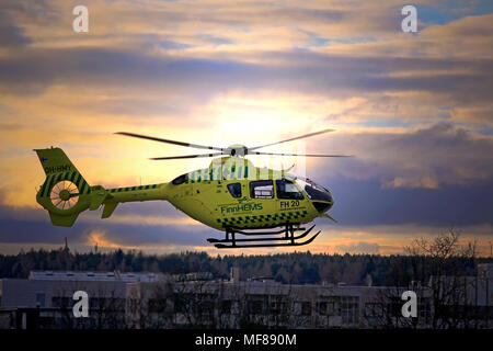 FinnHEMS hélicoptère médical contre le Ciel de coucher du soleil comme il décolle Salo Place du marché dans la soirée à Salo, Finlande - le 22 avril 2018. Banque D'Images