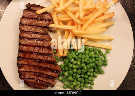 Steak-frites pour le dîner Banque D'Images