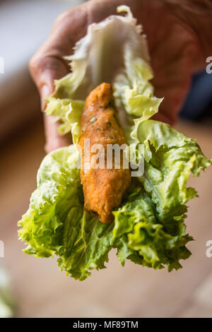 Kofte Mercimekli turc servi avec la main et faites avec le boulgour et de lentilles Banque D'Images