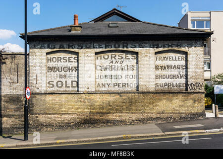 Ghost signes sur une ancienne étable près de Lavender Hill, dans le sud de Londres. Banque D'Images